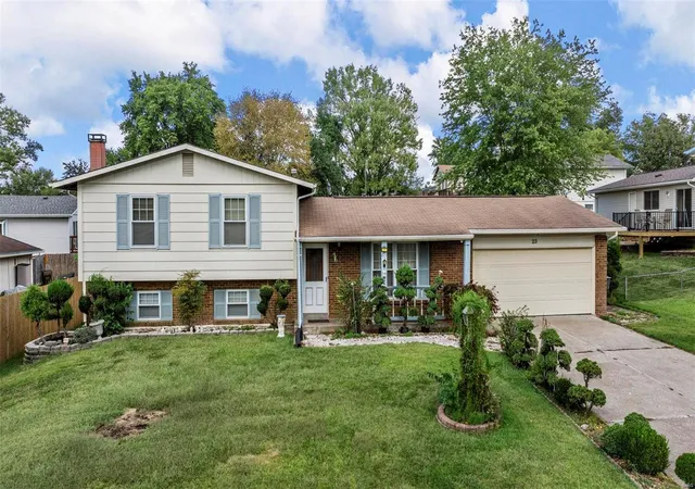 Photo 2 of Sale Pending at 23 Elmdale Ln, Saint Peters, MO 63376 | MLS# 24059020 | Listing updated on 2024-12-11