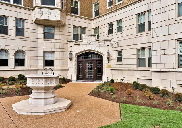 Listing Photo 3 - Condo for sale in building located at 625 S Skinker Blvd, St. Louis, MO 63105 - Unit #103