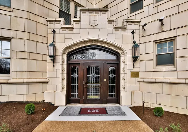 Listing Photo 4 - Condo for sale in building located at 625 S Skinker Blvd, St. Louis, MO 63105 - Unit #103