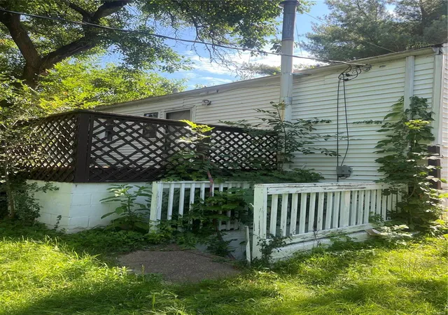 Photo 2 of Single family home for sale at 6811 Brower Ct, Saint Louis, MO 63134 | MLS# 24059252 | Listing updated on 2024-11-20