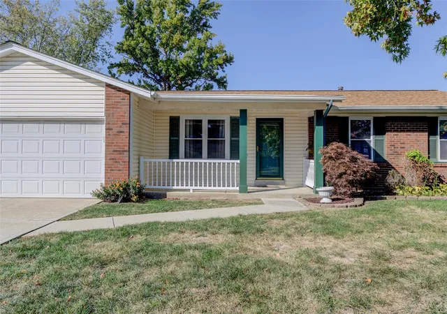 Photo 2 of Sale Pending at 406 Kimberly Ln, Saint Peters, MO 63376 | MLS# 24059981 | Listing updated on 2024-11-23