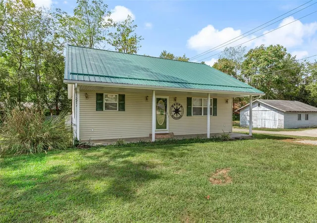 Photo 2 of Single family home for sale at 302 Spruce St, Fredericktown, MO 63645 | MLS# 24060055 | Listing updated on 2024-11-25