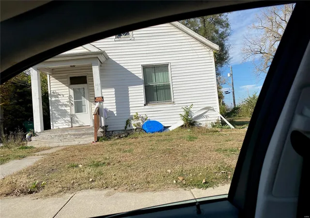 Photo 1 of Single family home for sale at 829 N 32nd St N, East Saint Louis, IL 62205 | MLS# 24060183 | Listing updated on 2024-11-26