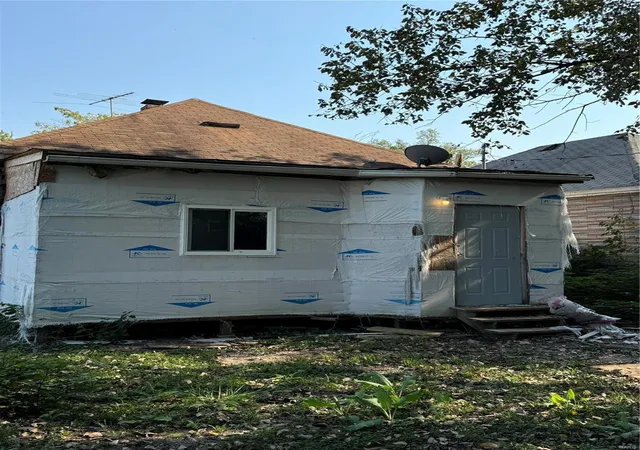 Photo 3 of Single family home for sale at 829 N 32nd St N, East Saint Louis, IL 62205 | MLS# 24060183 | Listing updated on 2024-11-26