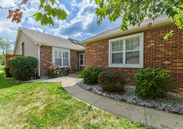 Photo 1 of Sale Pending at 3 Kemper Ct #3, Lake Saint Louis, MO 63367 | MLS# 24060319 | Listing updated on 2024-11-18