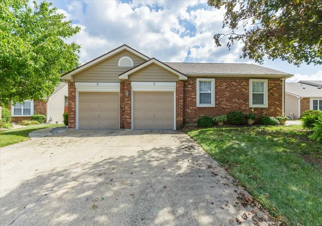 Photo 2 of Sale Pending at 3 Kemper Ct #3, Lake Saint Louis, MO 63367 | MLS# 24060319 | Listing updated on 2024-11-18