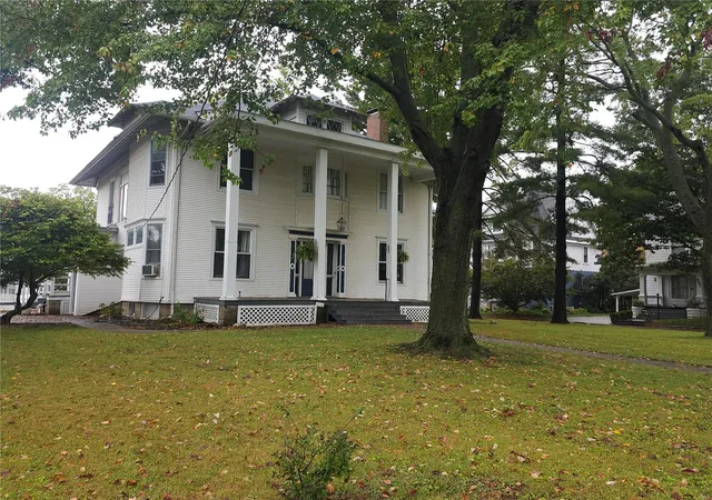 Photo 2 of Single family home for sale at 306 Tilson Pl, Hillsboro, IL 62049 | MLS# 24060429 | Listing updated on 2024-12-03