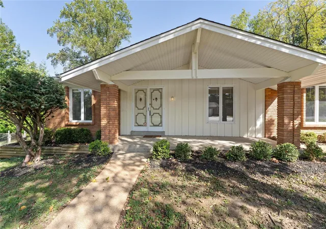Photo 2 of Sale Pending at 12662 Whispering Hills Ln, Saint Louis, MO 63146 | MLS# 24060764 | Listing updated on 2024-11-01