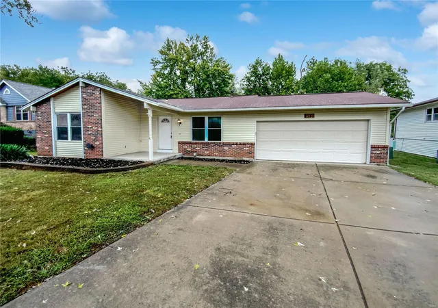 Photo 1 of Single family home for sale at 1517 Shadow Wood Dr, Saint Charles, MO 63303 | MLS# 24060823 | Listing updated on 2024-12-18