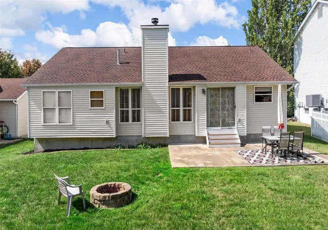 Photo 3 of Single family home for sale at 160 Whetstone Dr, Saint Charles, MO 63303 | MLS# 24061703 | Listing updated on 2024-12-03