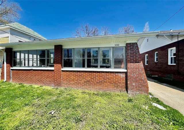 Photo 1 of Single family home for sale at 1010 Union St, Alton, IL 62002 | MLS# 24061716 | Listing updated on 2024-10-03