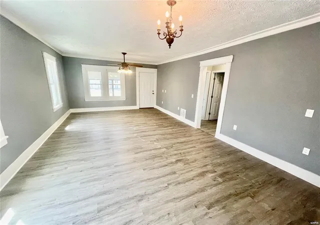 Photo 3 of Single family home for sale at 1010 Union St, Alton, IL 62002 | MLS# 24061716 | Listing updated on 2024-10-03