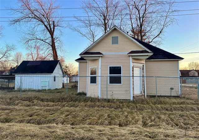 Photo 1 of Single family home for sale at 700 702 Broadway St, Bellflower, MO 63333 | MLS# 24061792 | Listing updated on 2024-10-04