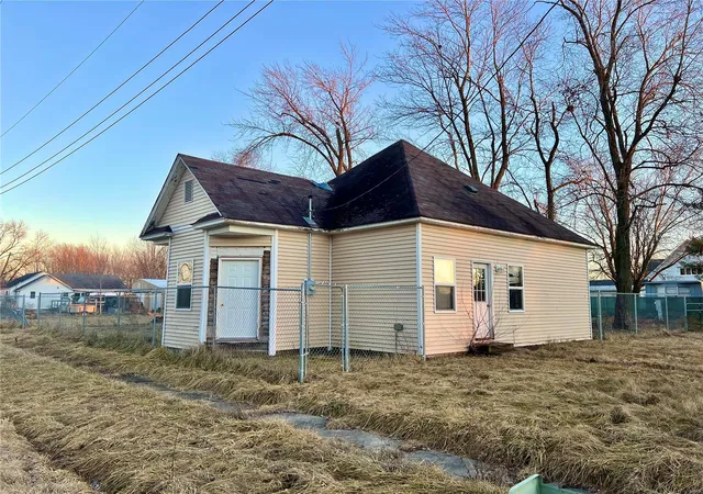 Photo 2 of Single family home for sale at 700 702 Broadway St, Bellflower, MO 63333 | MLS# 24061792 | Listing updated on 2024-10-04
