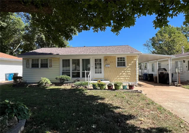 Photo 1 of Sale Pending at 7924 Oakdale St, Saint Louis, MO 63123 | MLS# 24062191 | Listing updated on 2024-11-30