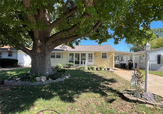 Photo 3 of Sale Pending at 7924 Oakdale St, Saint Louis, MO 63123 | MLS# 24062191 | Listing updated on 2024-11-30