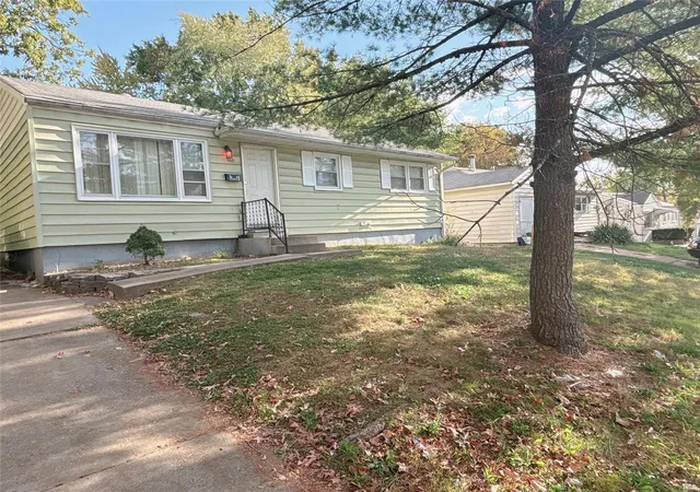 Photo 1 of Sale Pending at 1021 Edgehill Dr, Saint Louis, MO 63135 | MLS# 24062217 | Listing updated on 2024-12-20