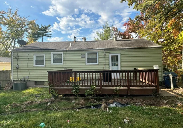 Photo 2 of Sale Pending at 1021 Edgehill Dr, Saint Louis, MO 63135 | MLS# 24062217 | Listing updated on 2024-12-20