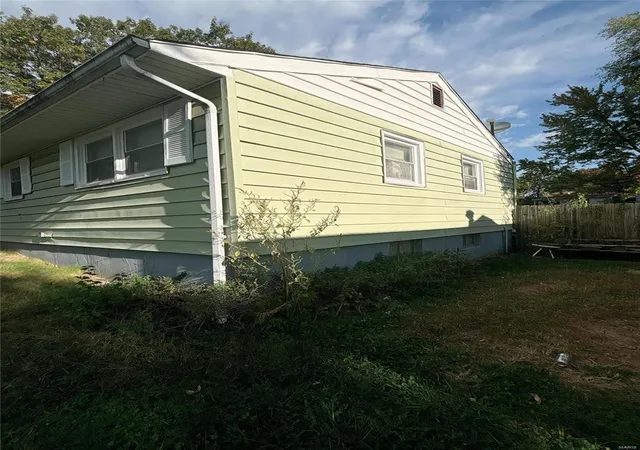 Photo 3 of Sale Pending at 1021 Edgehill Dr, Saint Louis, MO 63135 | MLS# 24062217 | Listing updated on 2024-12-20