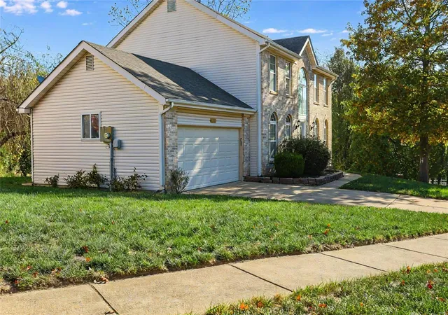 Photo 2 of Single family home for sale at 16261 Autumn View Ter Dr, Ellisville, MO 63011 | MLS# 24062398 | Listing updated on 2024-11-04