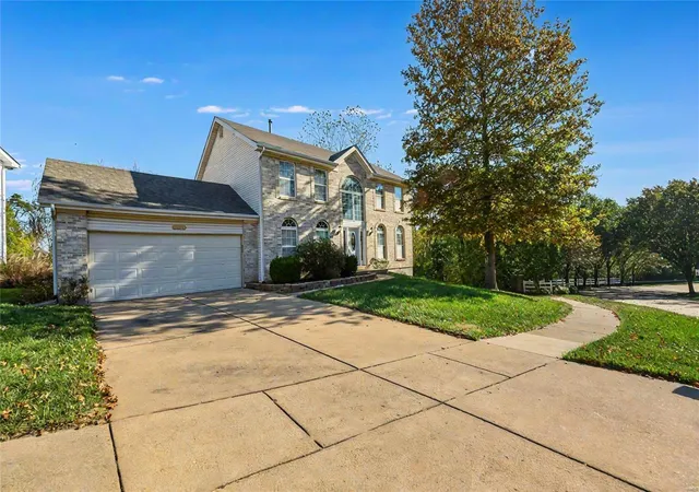 Photo 4 of Single family home for sale at 16261 Autumn View Ter Dr, Ellisville, MO 63011 | MLS# 24062398 | Listing updated on 2024-11-04