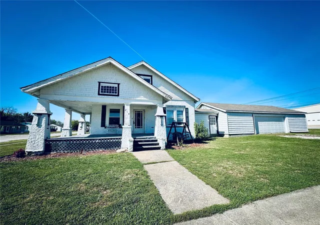 Photo 2 of Single family home for sale at 219 S Davis St, Monroe City, MO 63456 | MLS# 24062438 | Listing updated on 2024-10-29