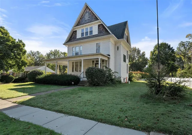 Photo 2 of Sale Pending at 550 Ridge Ave, Saint Louis, MO 63119 | MLS# 24062653 | Listing updated on 2024-12-10
