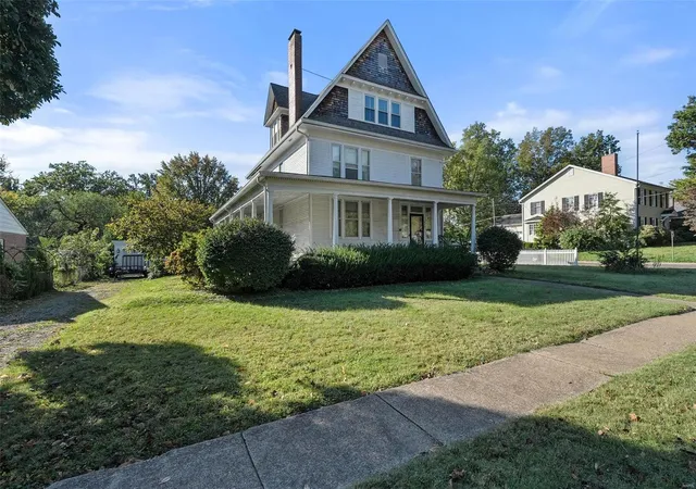 Photo 3 of Sale Pending at 550 Ridge Ave, Saint Louis, MO 63119 | MLS# 24062653 | Listing updated on 2024-12-10