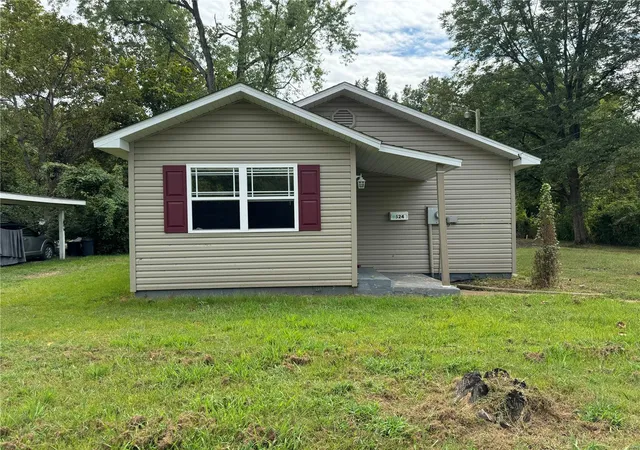 Photo 1 of Sale Pending at 524 Victor St, Poplar Bluff, MO 63901 | MLS# 24062844 | Listing updated on 2024-10-03