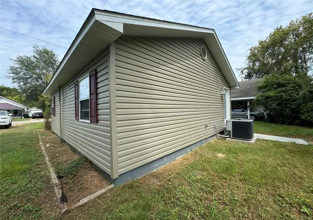 Photo 2 of Sale Pending at 524 Victor St, Poplar Bluff, MO 63901 | MLS# 24062844 | Listing updated on 2024-10-03