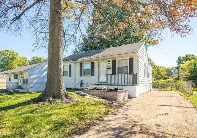 Photo 2 of Sale Pending at 432 Midlothian Rd, Saint Louis, MO 63137 | MLS# 24063016 | Listing updated on 2024-11-26