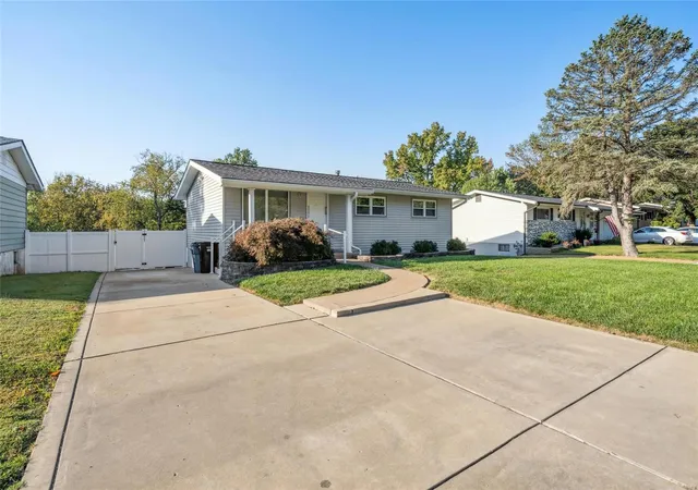 Photo 2 of Sale Pending at 10514 Roscommon Dr, Saint Louis, MO 63123 | MLS# 24063017 | Listing updated on 2024-12-14