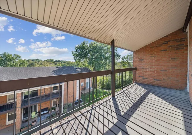 Homes for sale in Saint Louis, MO | 1984 Greenglen Drive, Saint Louis, MO 63122 | Houzeo