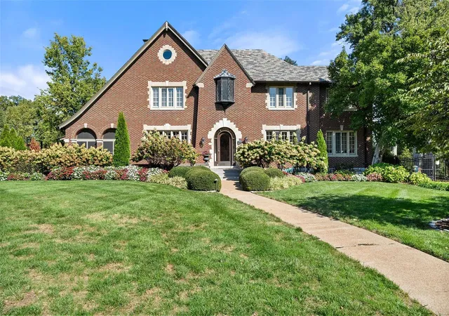 Photo 1 of Sale Pending at 7355 Westmoreland Dr, Saint Louis, MO 63130 | MLS# 24063109 | Listing updated on 2025-03-06