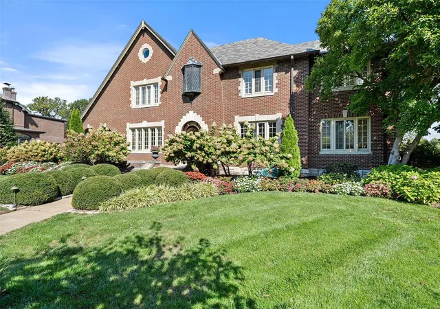 Photo 3 of Sale Pending at 7355 Westmoreland Dr, Saint Louis, MO 63130 | MLS# 24063109 | Listing updated on 2025-03-06