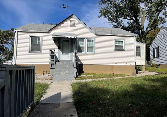 Photo 2 of Sale Pending at 5301 Winslow Dr, Saint Louis, MO 63121 | MLS# 24063332 | Listing updated on 2024-10-31