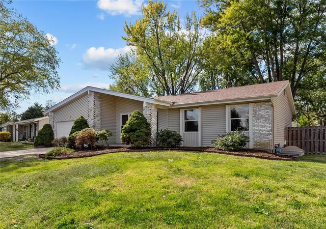 Photo 1 of Sale Pending at 8 Oakridge West Dr, Saint Peters, MO 63376 | MLS# 24063469 | Listing updated on 2024-11-17