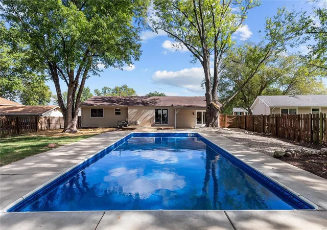 Photo 2 of Sale Pending at 8 Oakridge West Dr, Saint Peters, MO 63376 | MLS# 24063469 | Listing updated on 2024-11-17