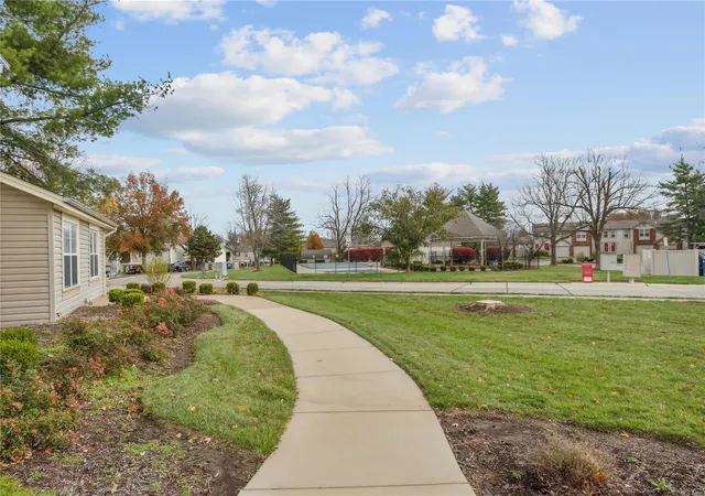 Listing Photo 2 - Condo for sale in building located at 6 Sugarwood Ct, Saint Peters, MO 63376 - Unit #4