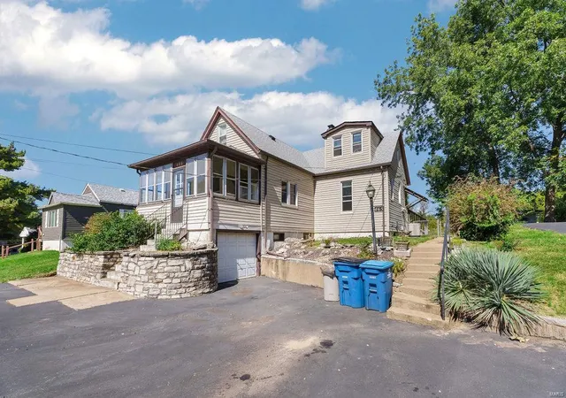 Photo 3 of Single family home for sale at 465 Bluff Dr, Saint Louis, MO 63137 | MLS# 24063615 | Listing updated on 2024-11-18