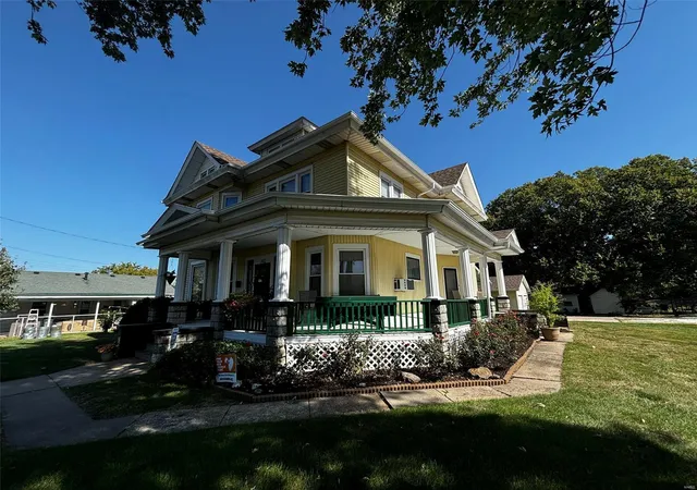 Photo 2 of Sale Pending at 102 N Clark St, Vandalia, MO 63382 | MLS# 24064021 | Listing updated on 2024-11-13