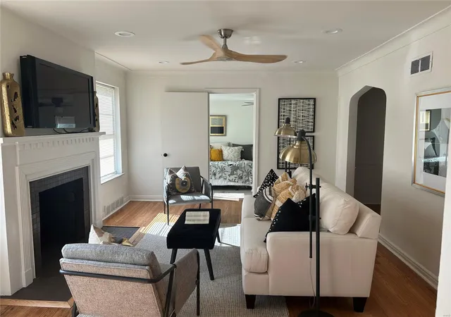 Photo 2 of Sale Pending at 6815 Julian Ave, Saint Louis, MO 63130 | MLS# 24064061 | Listing updated on 2025-03-06