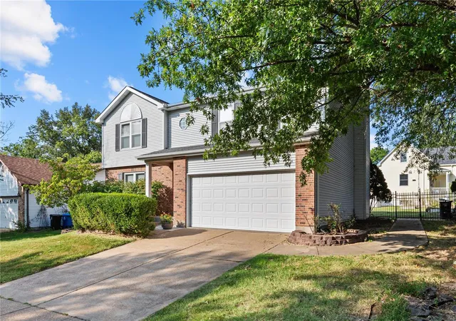 Photo 2 of Sale Pending at 600 Sedan Park Ct, Saint Louis, MO 63125 | MLS# 24064100 | Listing updated on 2024-12-16