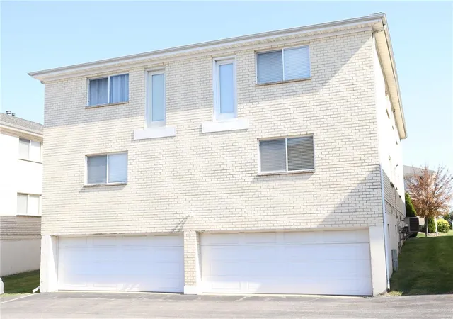 Listing Photo 2 - Condo for sale in building located at 10010 Chardin Wy, St. Louis, MO 63128 - Unit #1