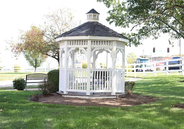 Listing Photo 3 - Condo for sale in building located at 10010 Chardin Wy, St. Louis, MO 63128 - Unit #1