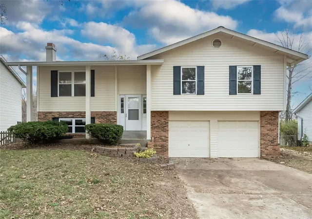 Photo 1 of Sale Pending at 1440 Navaho Trl, Saint Charles, MO 63304 | MLS# 24064207 | Listing updated on 2024-11-20
