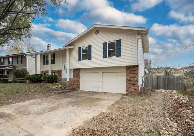 Photo 2 of Sale Pending at 1440 Navaho Trl, Saint Charles, MO 63304 | MLS# 24064207 | Listing updated on 2024-11-20