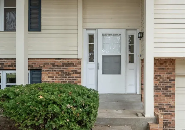 Photo 3 of Sale Pending at 1440 Navaho Trl, Saint Charles, MO 63304 | MLS# 24064207 | Listing updated on 2024-11-20