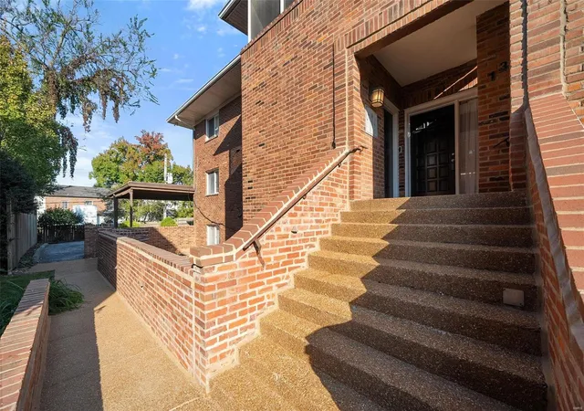 Photo 2 of Condo for sale at 131 Gay Ave, Saint Louis, MO 63105 | MLS# 24064982 | Listing updated on 2024-11-13