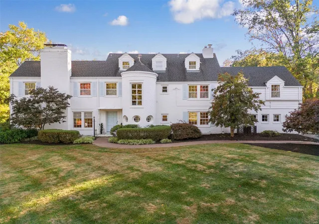 Photo 1 of Sale Pending at 20 Briarcliff, Saint Louis, MO 63124 | MLS# 24065425 | Listing updated on 2024-10-26
